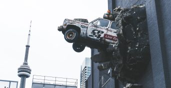 Auto které proráží budovu